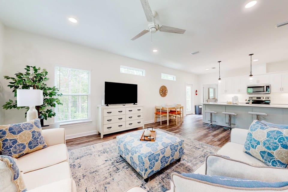 Quiet coastal home with outdoor shower deck gourmet kitchen smart TV & AC House in Dauphin Island