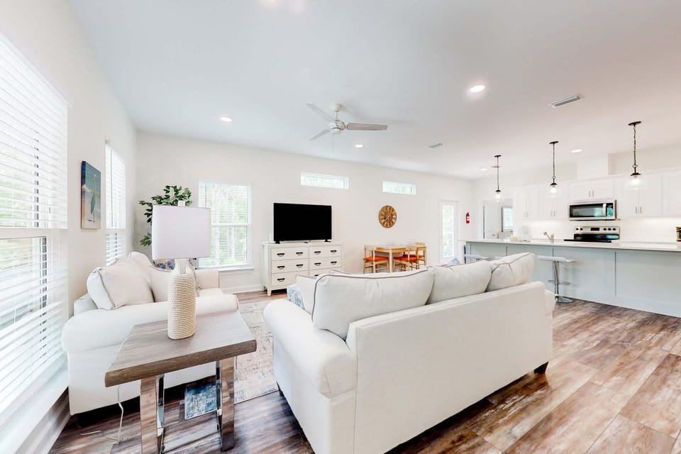 Quiet coastal home with outdoor shower deck gourmet kitchen smart TV & AC House in Dauphin Island
