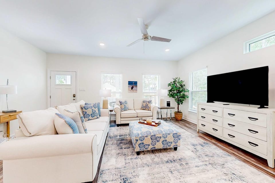 Quiet coastal home with outdoor shower deck gourmet kitchen smart TV & AC House in Dauphin Island