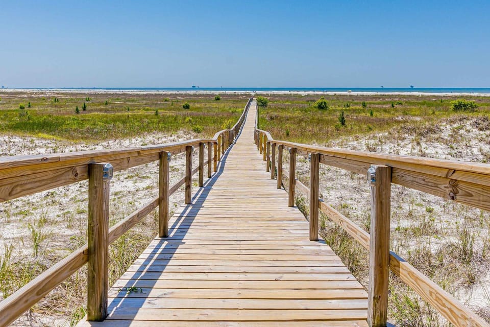 Beachfront condo with indoor & outdoor pools hot tub fitness center tennis House in Dauphin Island