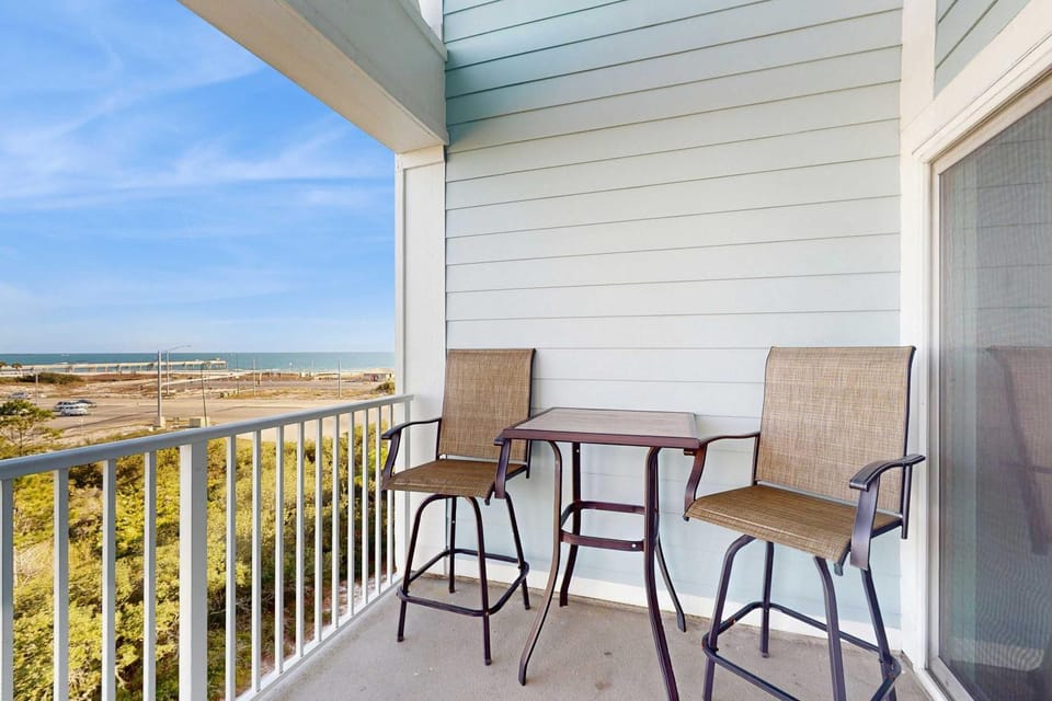 Cozy coastal condo with loft & shared pool and beach access House in Orange Beach