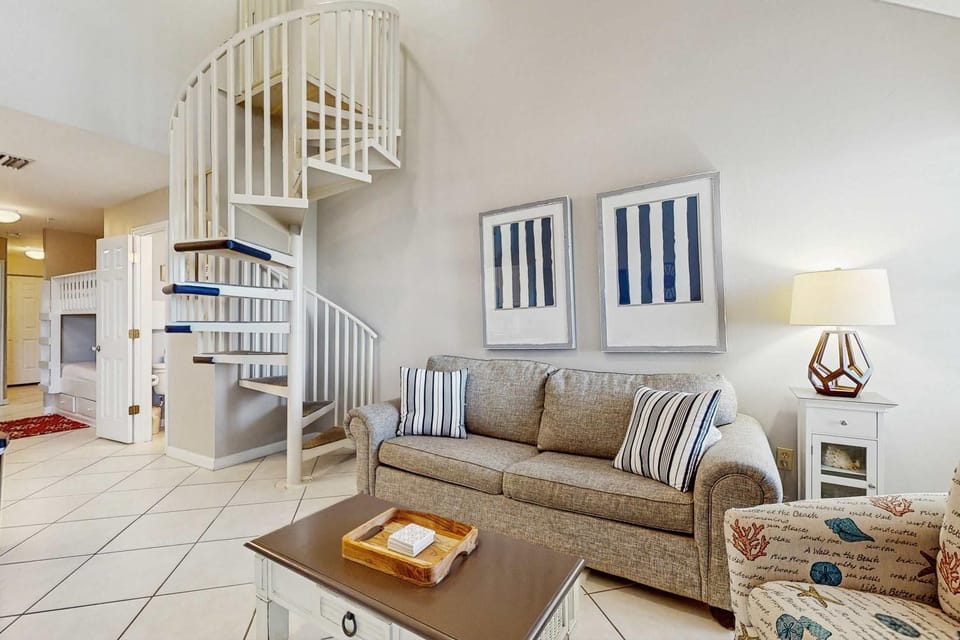 Cozy coastal condo with loft & shared pool and beach access House in Orange Beach