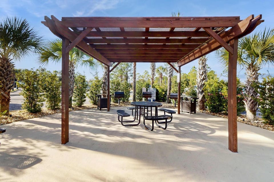 Cozy coastal condo with loft & shared pool and beach access House in Orange Beach
