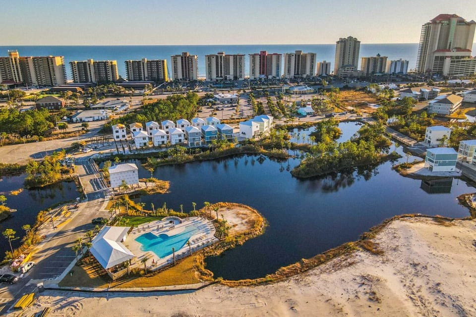 Upscale beachside dog-friendly home near the beach with grill washer dryer & AC House in Orange Beach