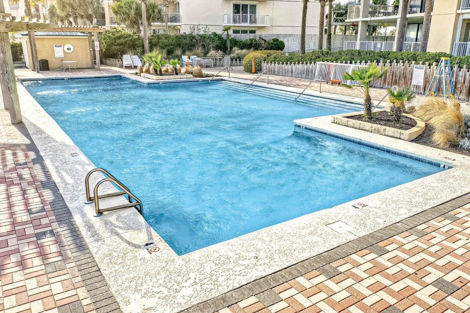 8th-floor Gulf front condo with balcony washer dryer pool & hot tub House in Orange Beach