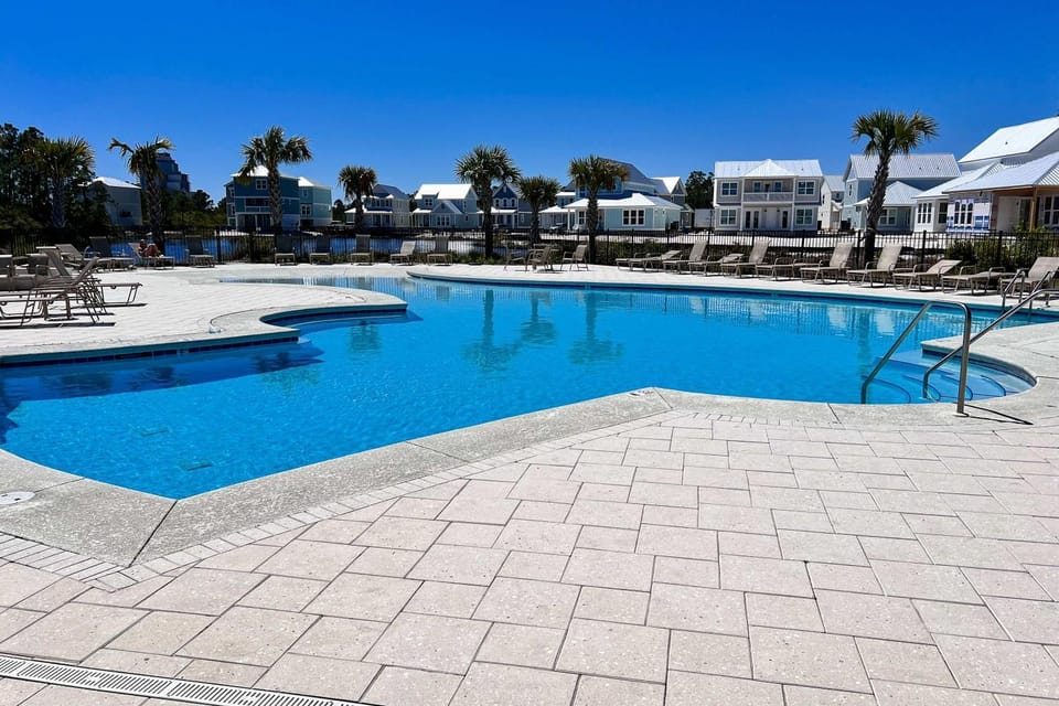 Brilliant beach house located walking distance to beach with community pool House in Orange Beach