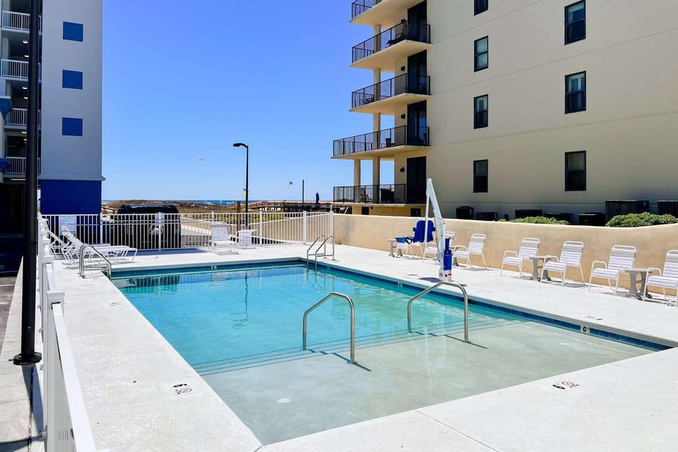 Brilliant water view condo with panoramc balcony views pool & beach access House in Orange Beach