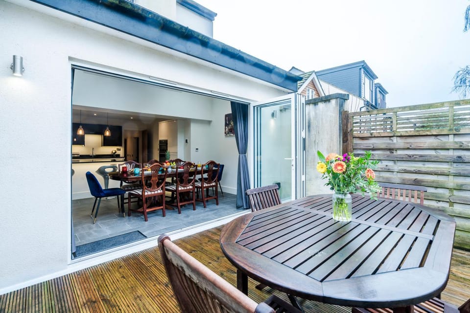 View (from property/room), Balcony/Terrace, Dining area