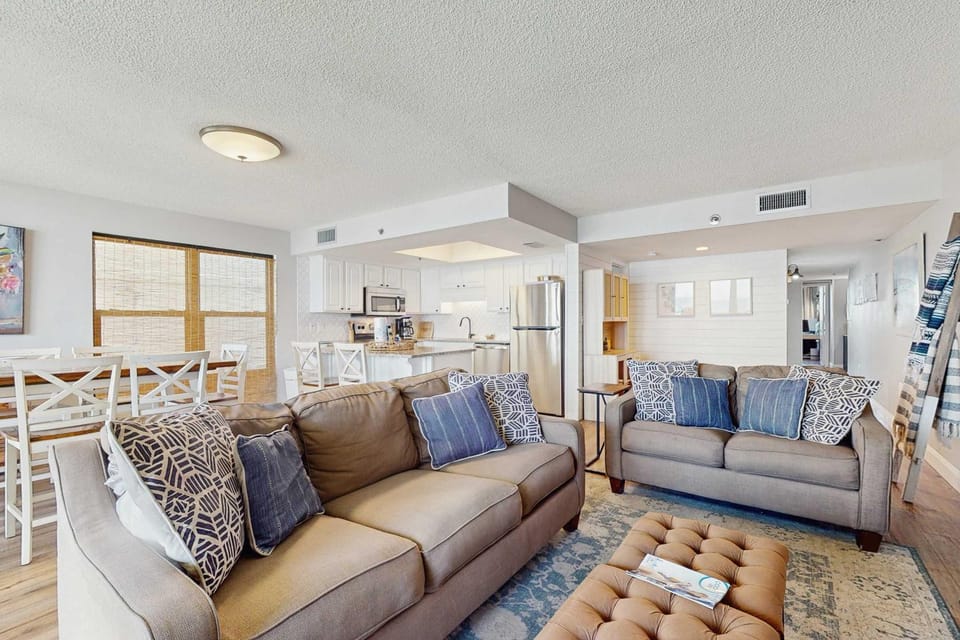 Beautiful beachfront condo with hot tub pool sauna tennis gym & balcony House in Orange Beach