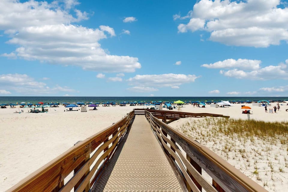 Beautiful beachfront condo with hot tub pool sauna tennis gym & balcony House in Orange Beach