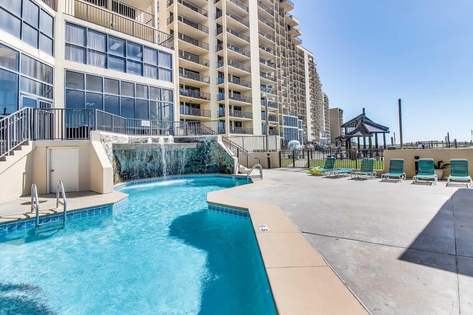 Beautiful beachfront condo with hot tub pool sauna tennis gym & balcony House in Orange Beach