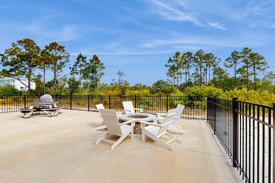 Coastal home with shared zero entry pool putting green and WIFI House in Orange Beach