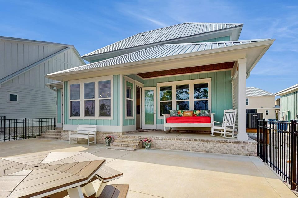 Coastal home with shared zero entry pool putting green and WIFI House in Orange Beach