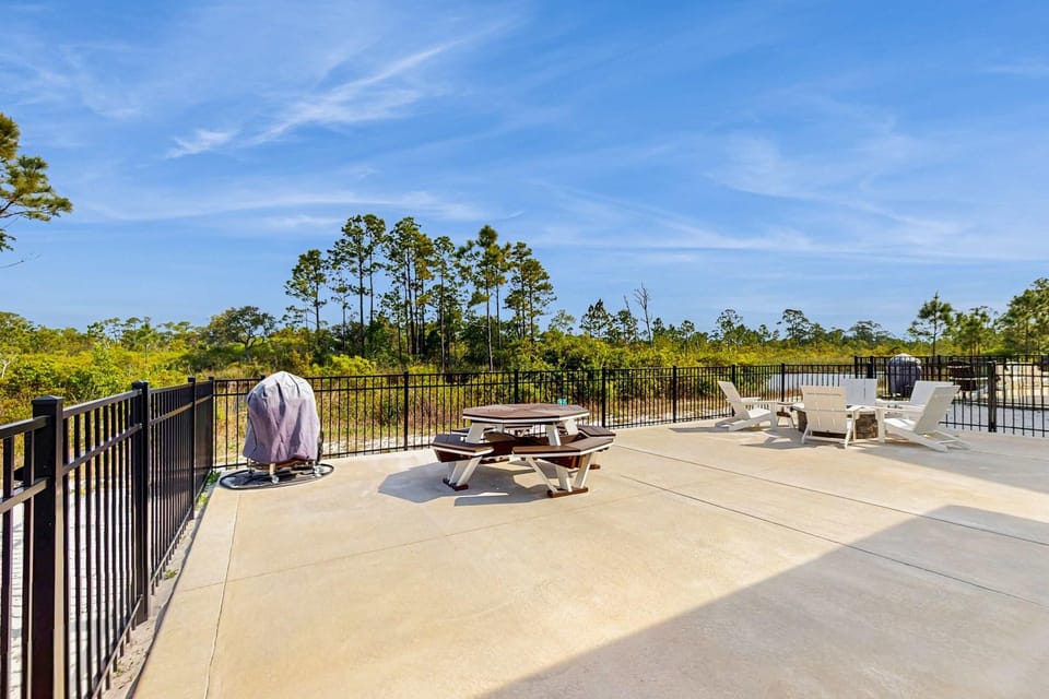 Coastal home with shared zero entry pool putting green and WIFI House in Orange Beach