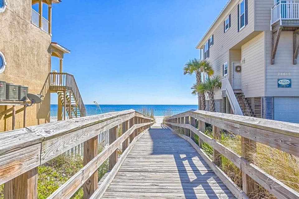 Stylish beachfront condo with ocean views balcony pool access & grill House in Orange Beach