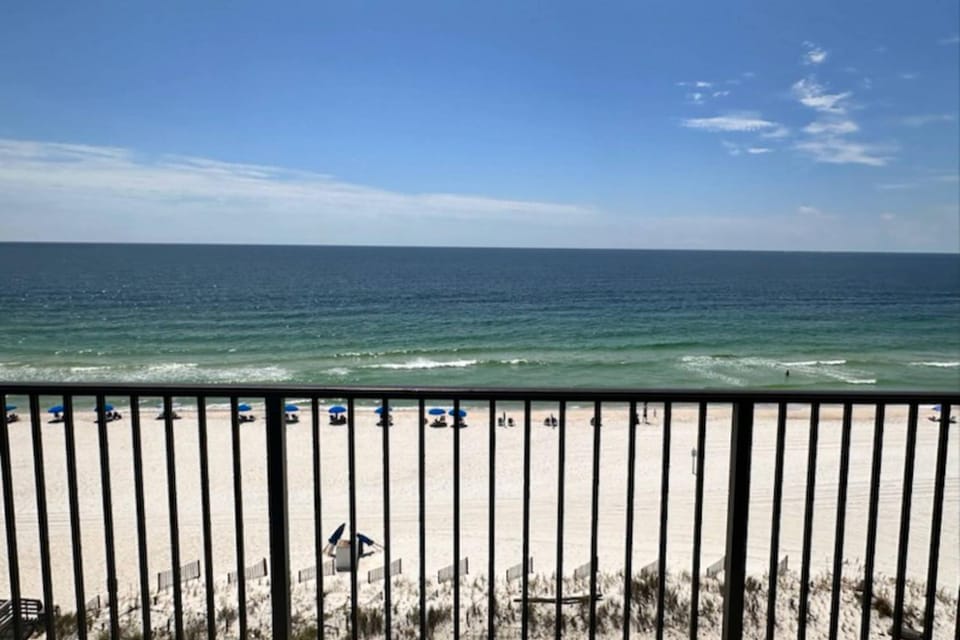 Beachfront condo with pool private balcony & washer and dryer House in Orange Beach