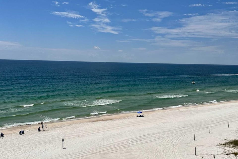 Beachfront condo with pool private balcony & washer and dryer House in Orange Beach