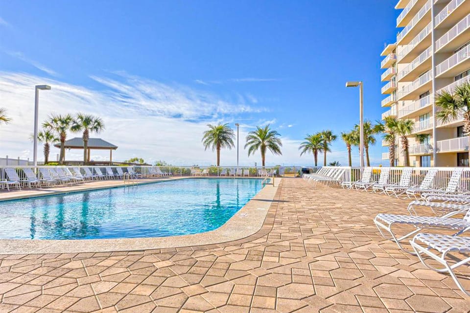 Coastal condo with water views shared pool and tennis court House in Orange Beach