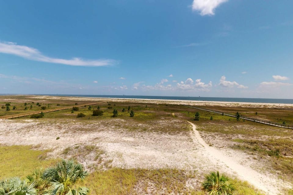 Beachfront condo with pool private balcony and laundry House in Dauphin Island