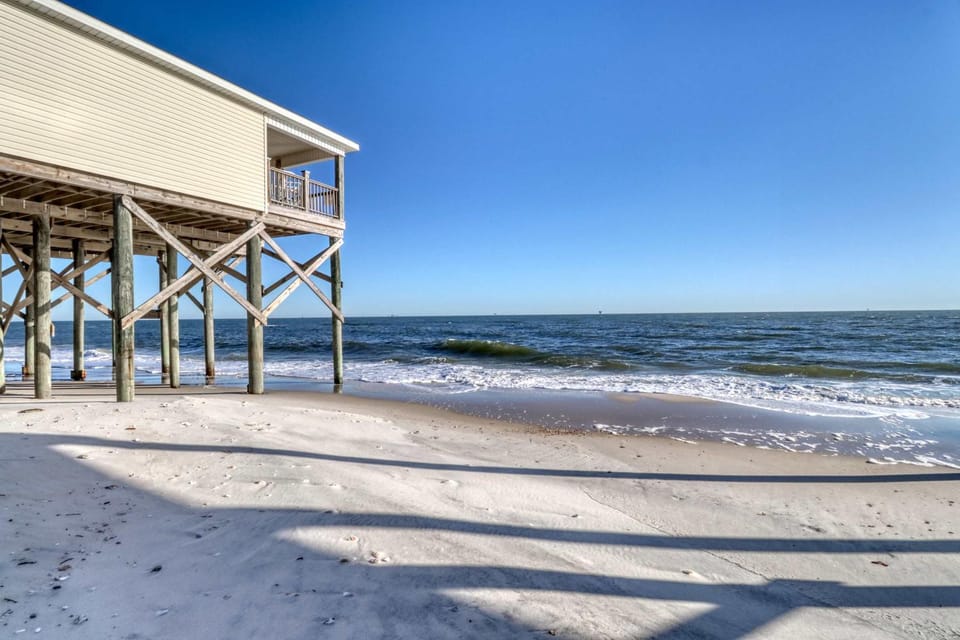 Beach Front house with breathtaking views free WiFi full kitchen House in Dauphin Island