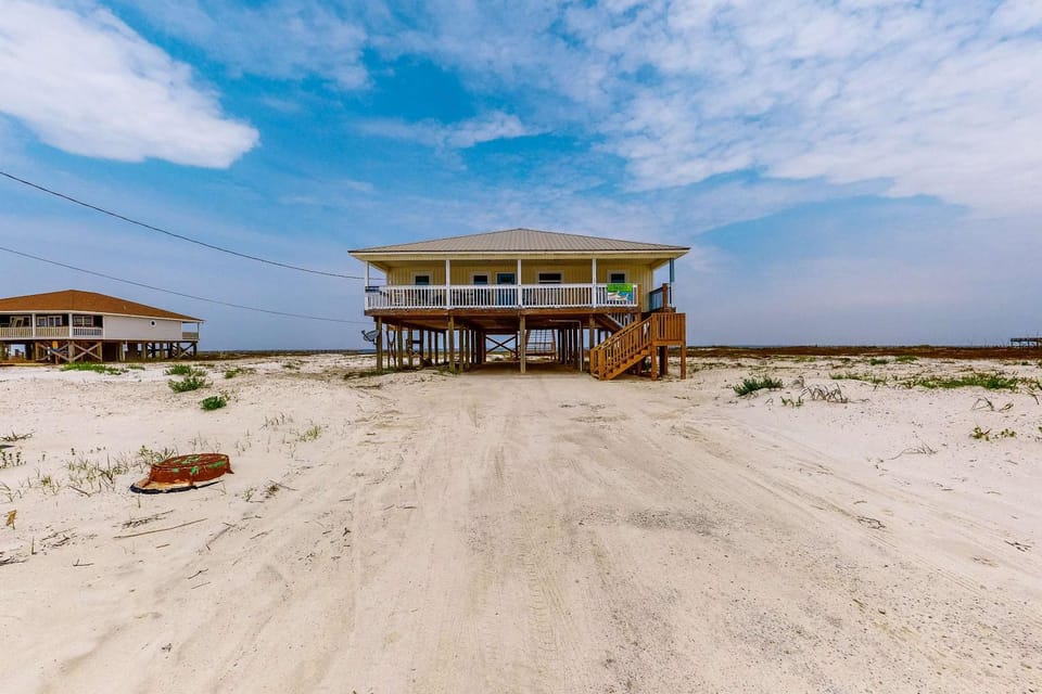 Waterfront beach house on the sound with breathtaking sunset views & gulf access House in Dauphin Island