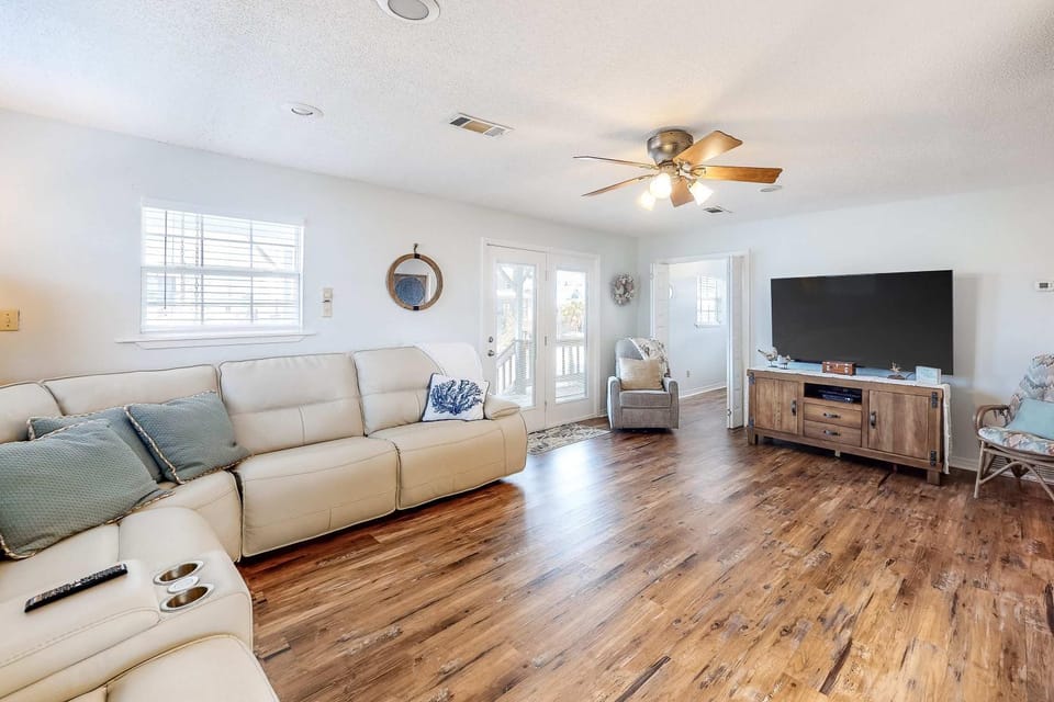 Canal side home with room for a boat House in Dauphin Island