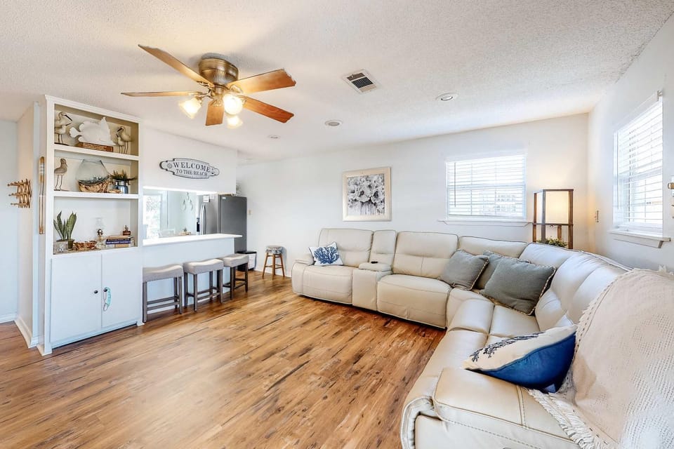 Canal side home with room for a boat House in Dauphin Island