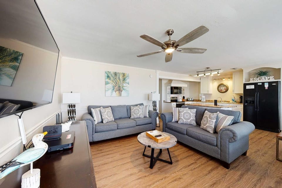 Dog-friendly home with sound-side deck full kitchen & fantastic views House in Dauphin Island