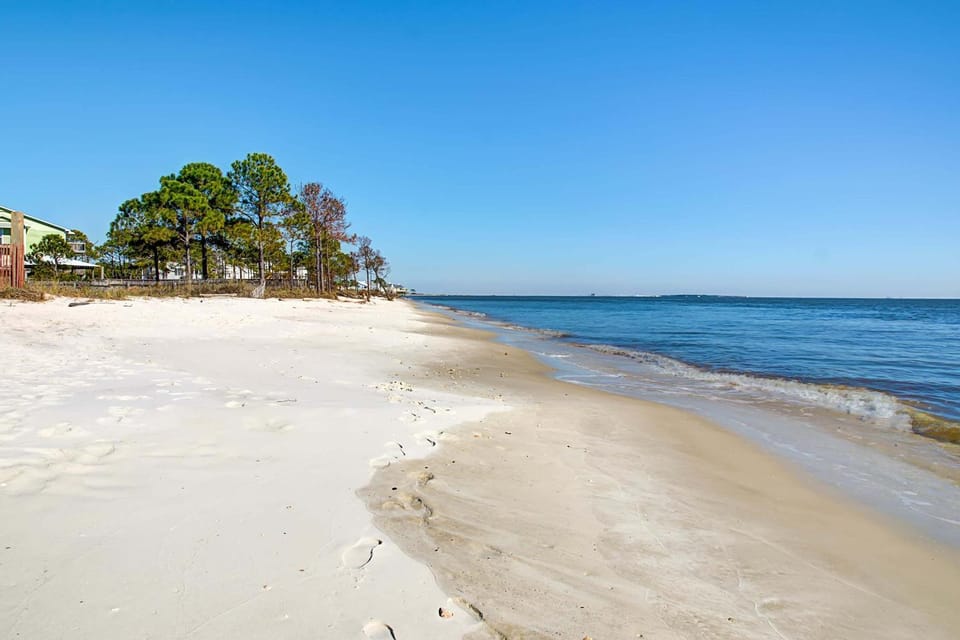 Dog-friendly home with sound-side deck full kitchen & fantastic views House in Dauphin Island
