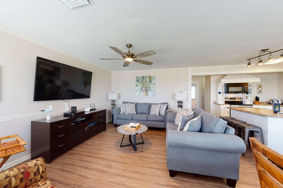 Dog-friendly home with sound-side deck full kitchen & fantastic views House in Dauphin Island