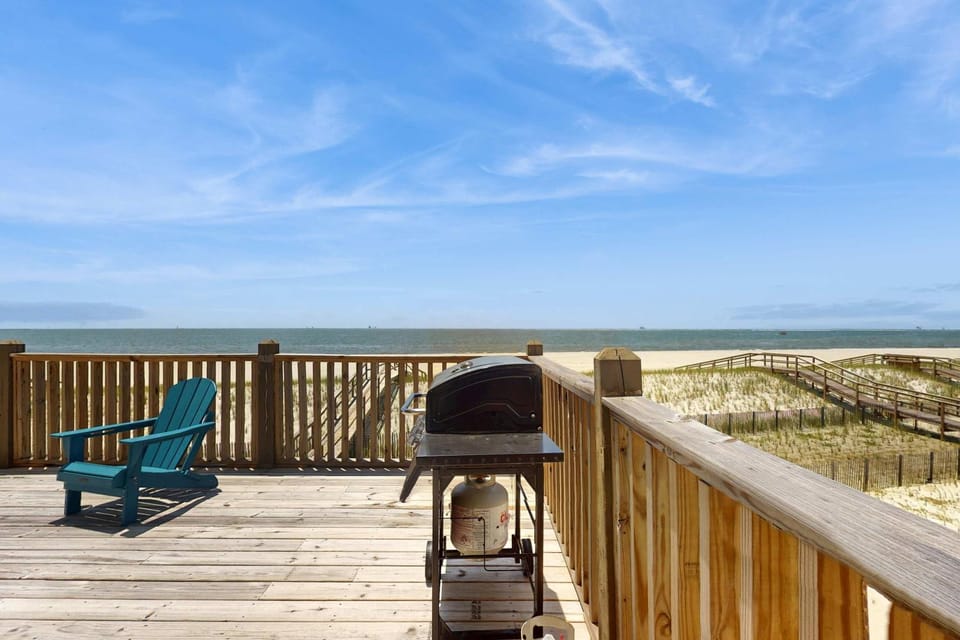 Gulf-front home in a gated community with easy access to the beach & amazing views House in Dauphin Island