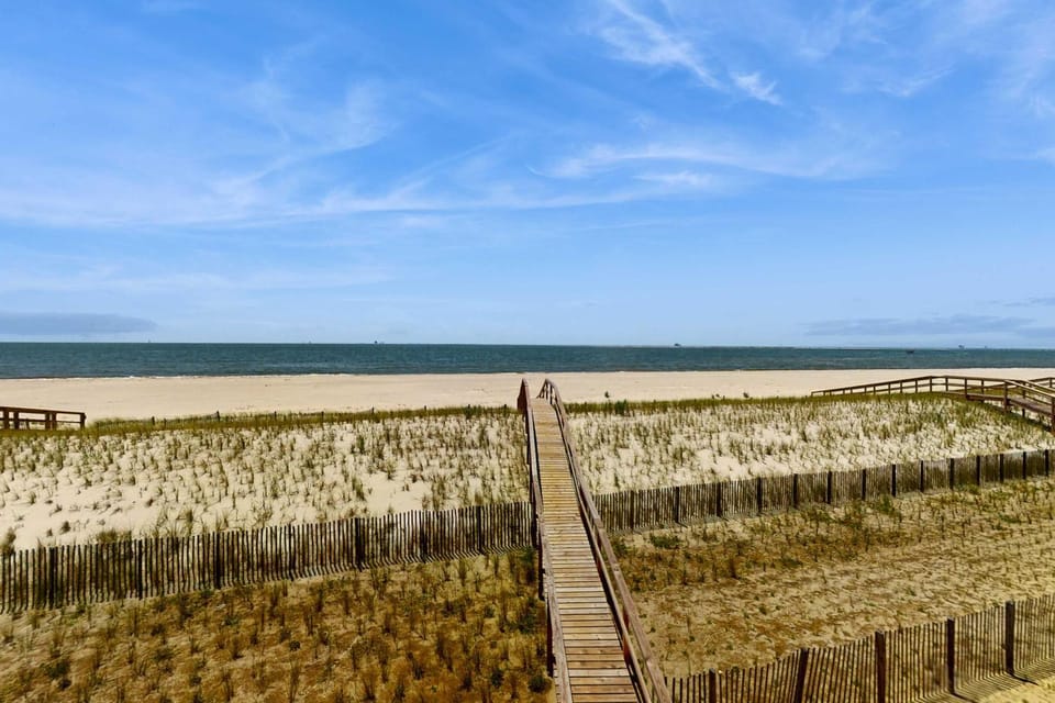Gulf-front home in a gated community with easy access to the beach & amazing views House in Dauphin Island