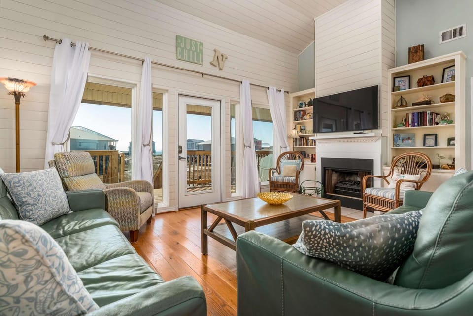 Dog-friendly seaside home with WiFi deck amazing views minutes from beach House in Dauphin Island