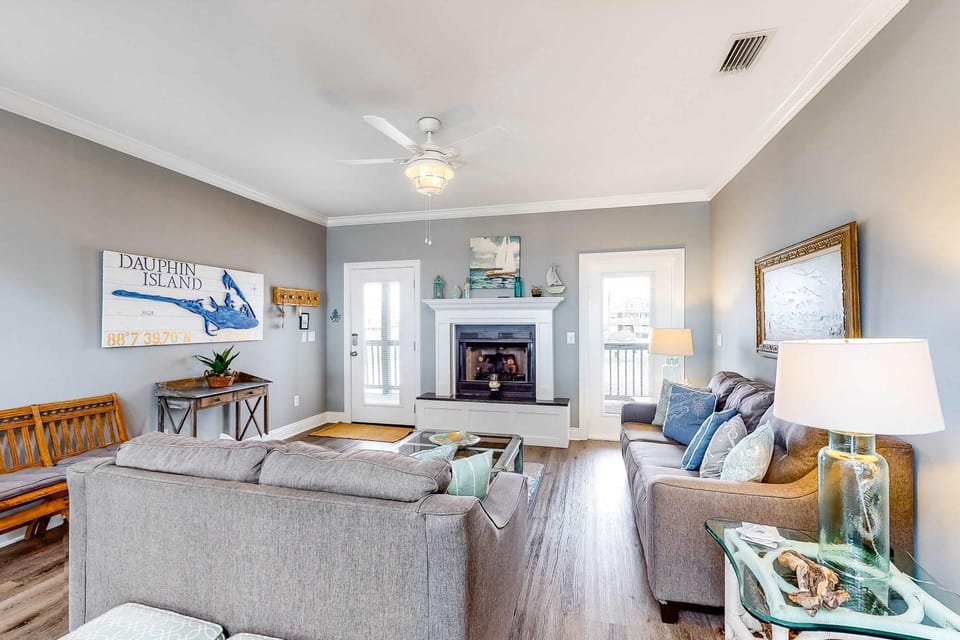 Bayfront home with wraparound deck & great water views - dog-friendly House in Dauphin Island
