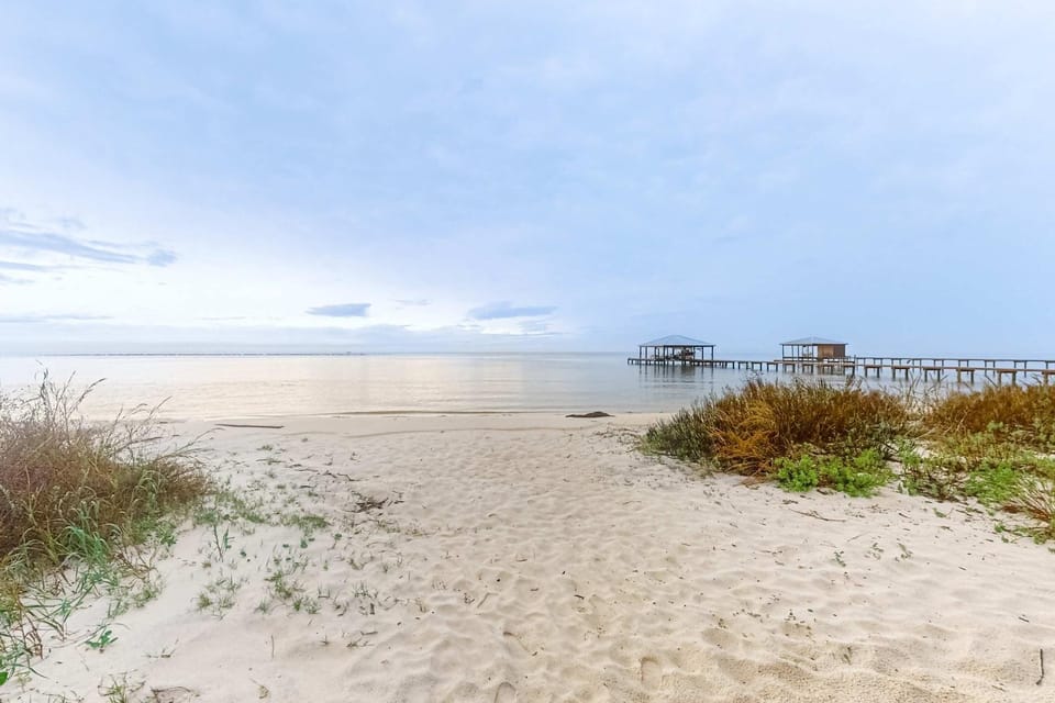 Bayfront home with wraparound deck & great water views - dog-friendly House in Dauphin Island