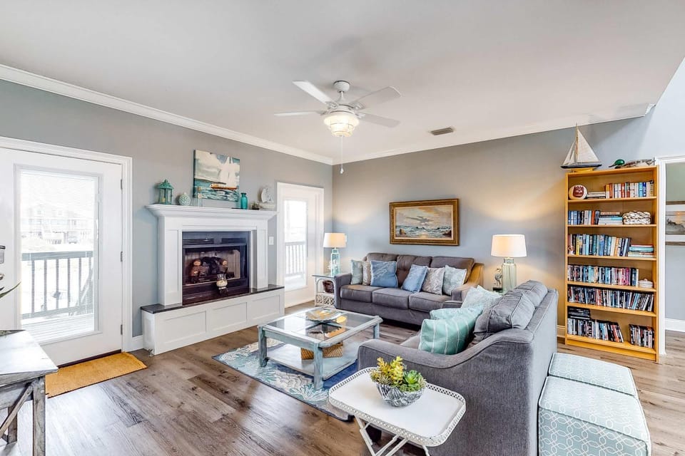 Bayfront home with wraparound deck & great water views - dog-friendly House in Dauphin Island