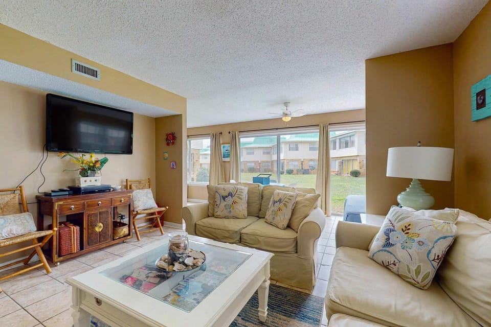 Condo with WiFi boardwalk to beach Gulf view pool & picnic area House in Dauphin Island