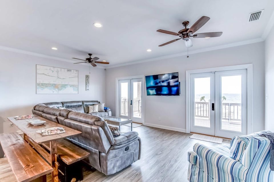 Dog-friendly waterfront getaway furnished patio House in Dauphin Island