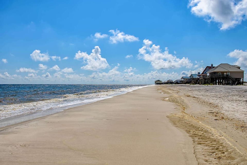 Stunning home with direct ocean views private hot tub & grill - dogs welcome House in Dauphin Island