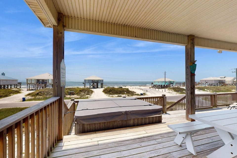 Stunning home with direct ocean views private hot tub & grill - dogs welcome House in Dauphin Island
