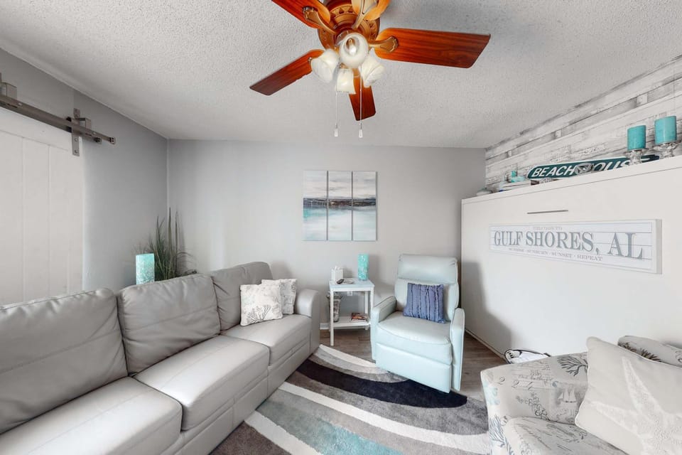 Renovated condo by the beach with pool access & private balconies House in Gulf Shores