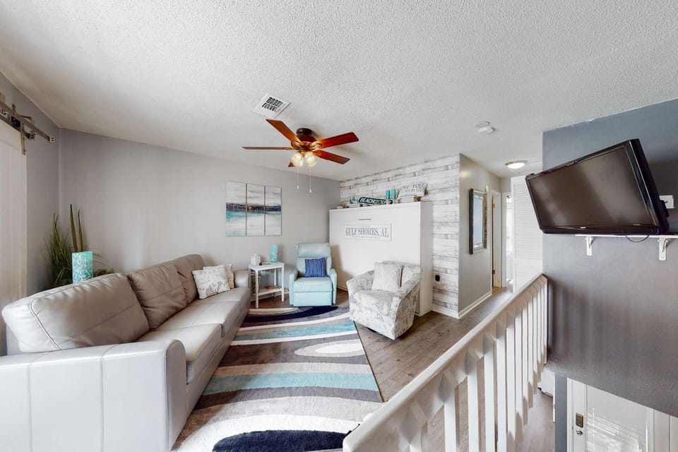 Renovated condo by the beach with pool access & private balconies House in Gulf Shores