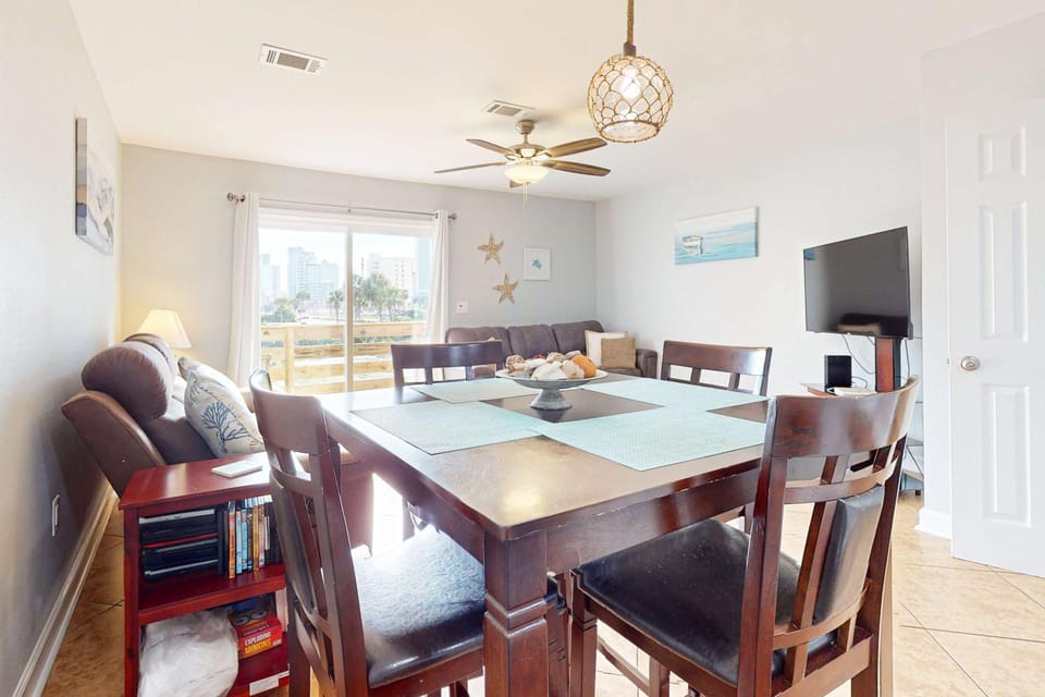Condo right across from the beach with a balcony W&D central AC & pool access House in Gulf Shores