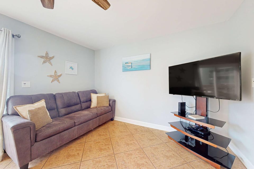 Condo right across from the beach with a balcony W&D central AC & pool access House in Gulf Shores