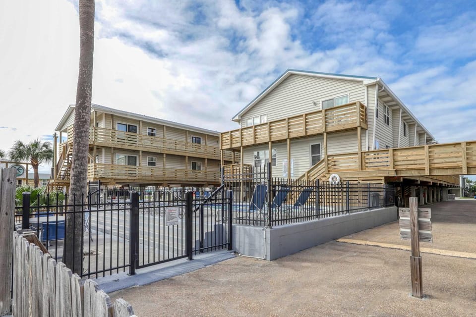 Condo right across from the beach with a balcony W&D central AC & pool access House in Gulf Shores