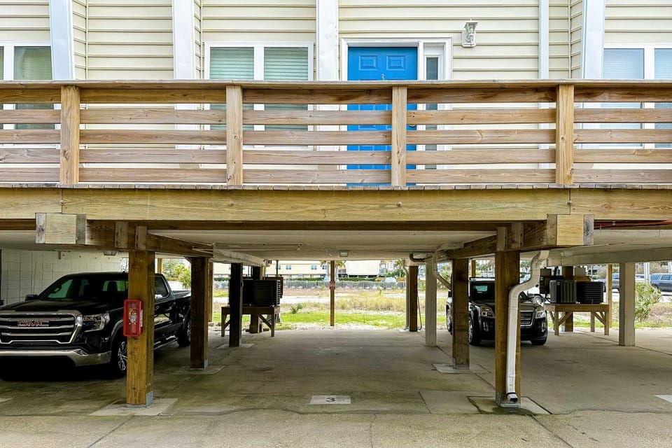 Condo right across from the beach with a balcony W&D central AC & pool access House in Gulf Shores