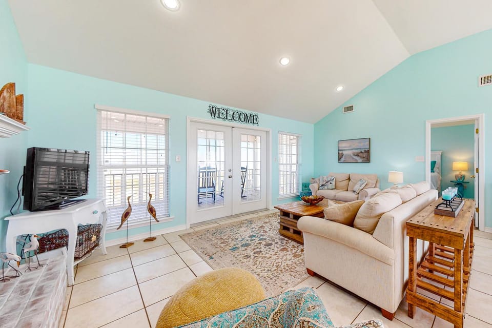 Bayfront retreat with lovely views a screened porch & beach access House in Dauphin Island