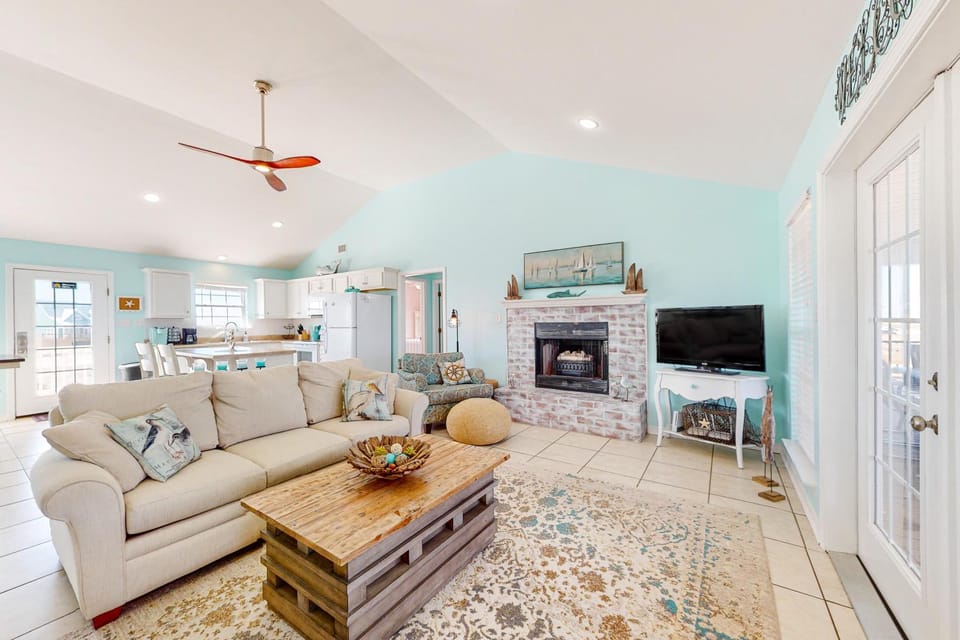 Bayfront retreat with lovely views a screened porch & beach access House in Dauphin Island