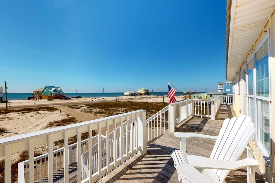 Bayfront retreat with lovely views a screened porch & beach access House in Dauphin Island