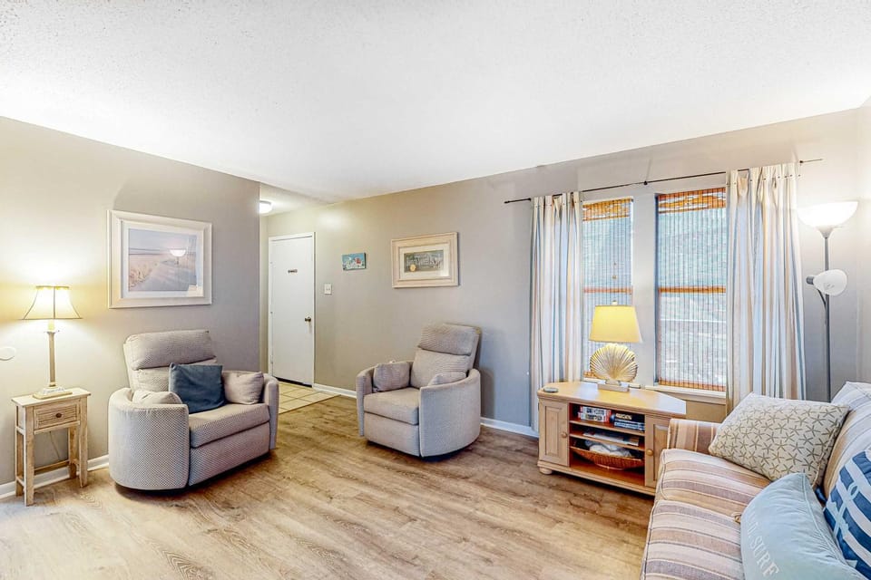 First-floor dog-friendly condo with on-site pool beach access & balcony House in West Beach